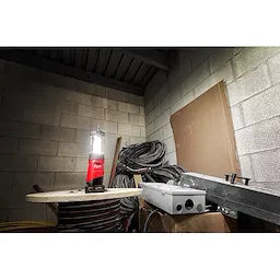 Luz de emergencia M12™ con carga USB
